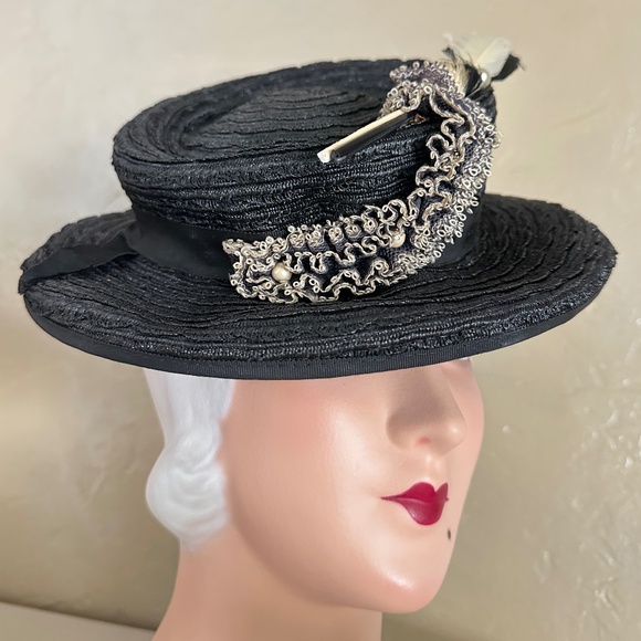 EXCEPTIONAL 1940s\' BLACK STRAW FEDORA WITH IVORY EDGED TRIM & FEATHERS main image 4